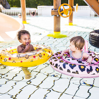 zwei babys in schwimmsitz von swim essentials