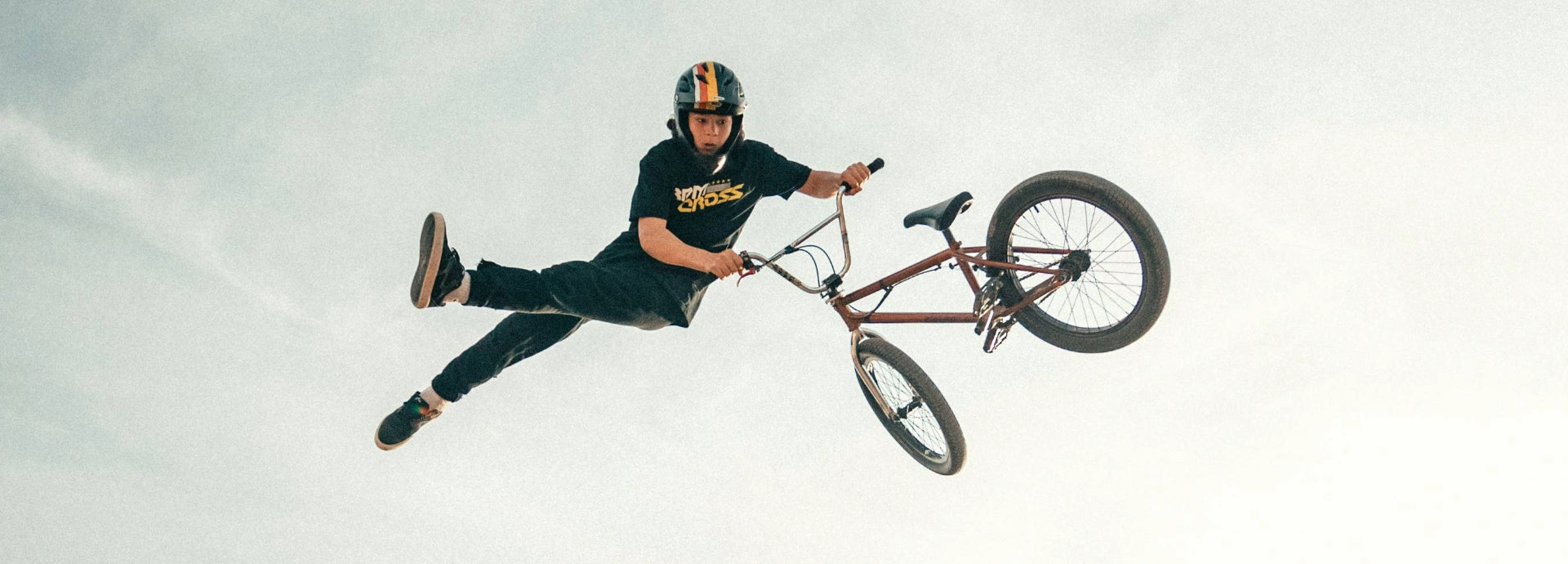 Kind macht trick in der Luft auf einem BMX