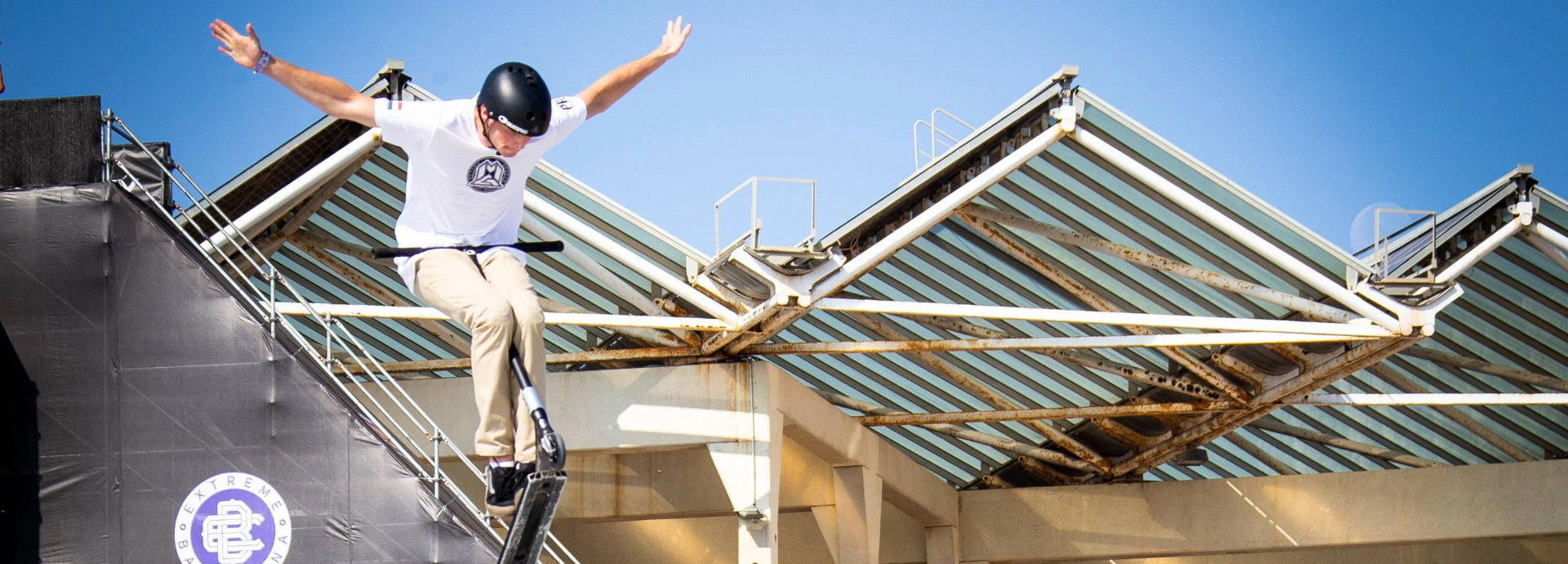 Mann macht Trick in der Luft auf einem Freestyle Scooter von MGP