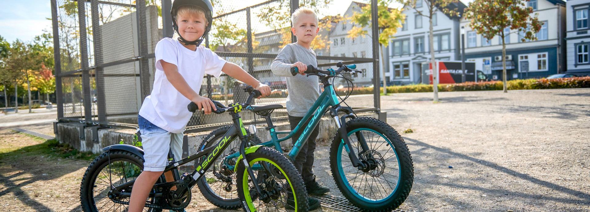 zwei kinder auf velos von s'cool