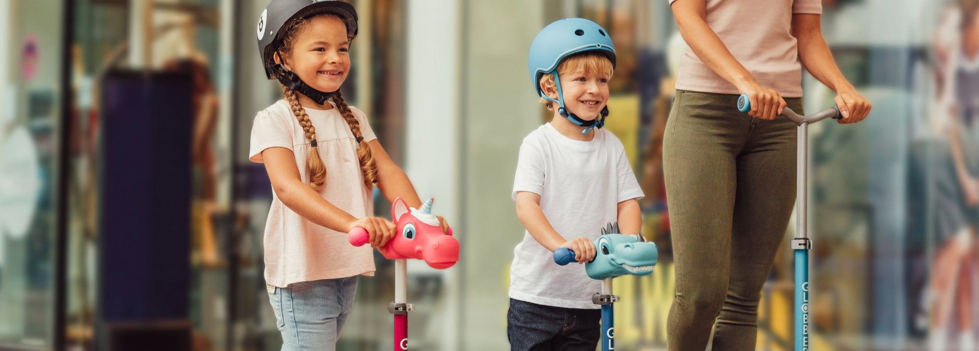 zwei kleine kinder auf miniscooter mit trottinett zubehör